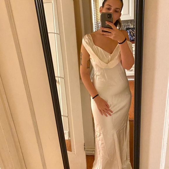 Reformation Elegant White Wedding Dress - Picture 5 of 5